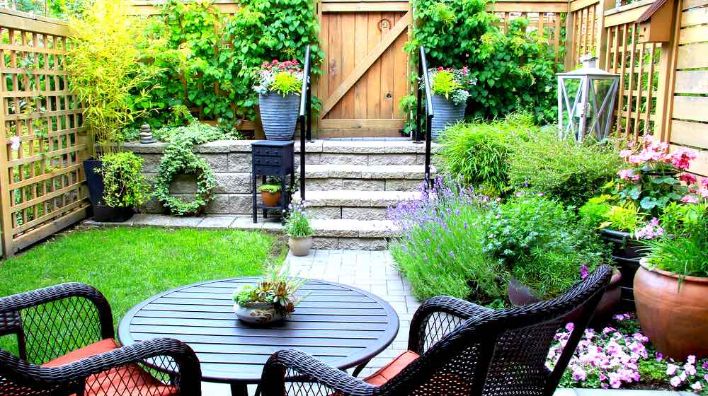 Small Townhouse Garden Patio Furniture | 13 Must Try Backyard Landscaping Ideas For Small Spaces | Featured